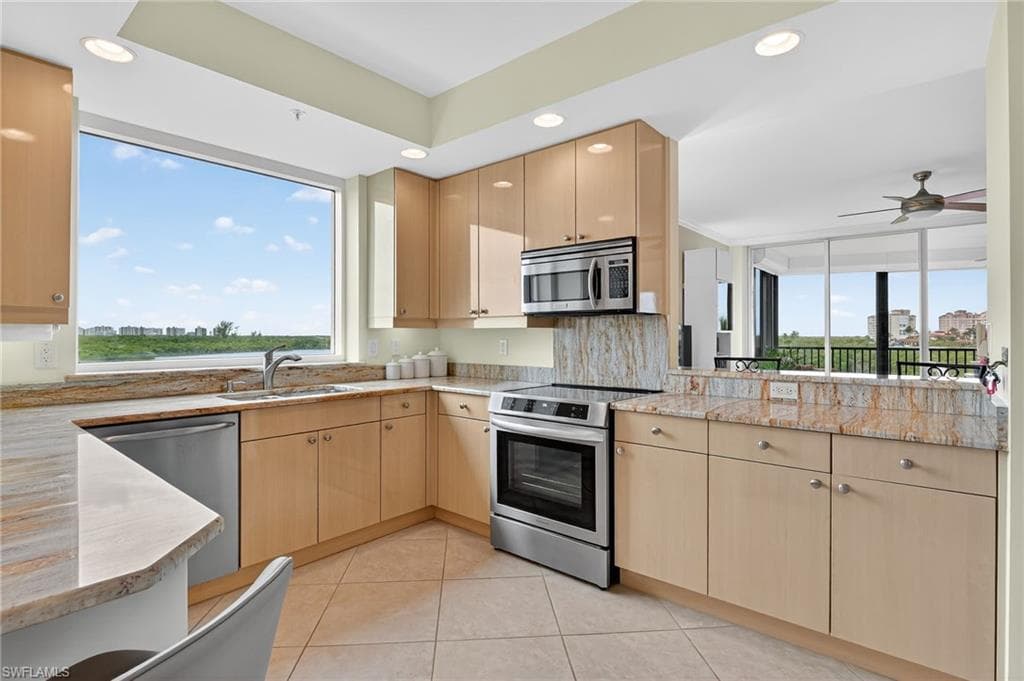 420 Cove Tower Dr 401, Naples, FL 34110-6