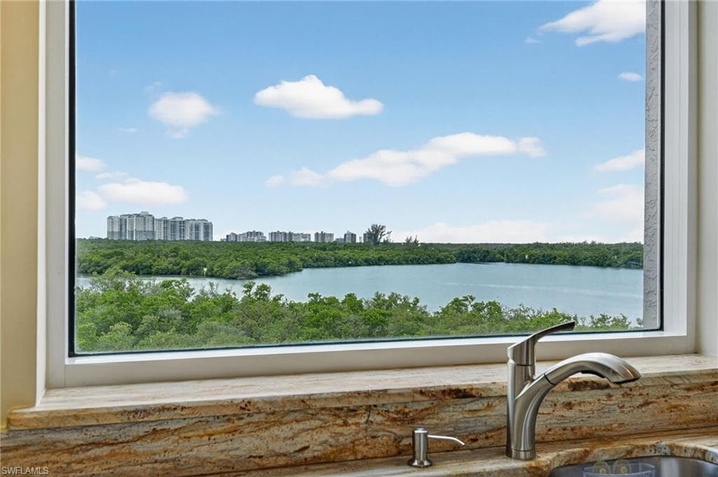 420 Cove Tower Dr 401, Naples, FL 34110-7