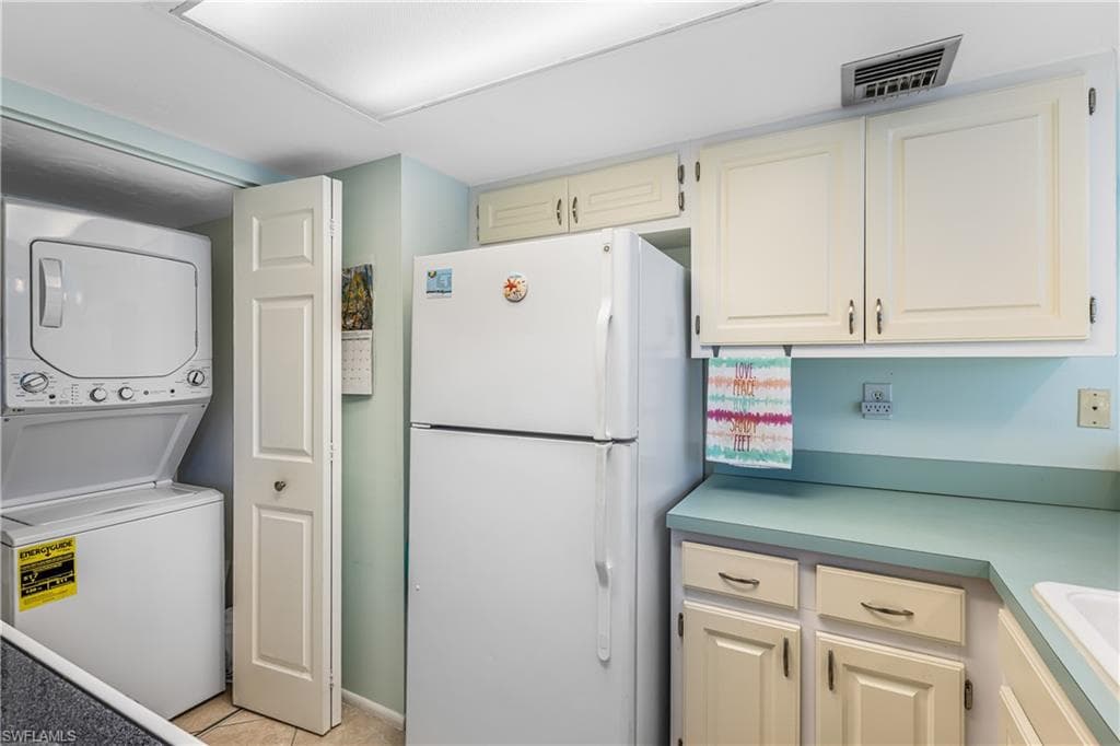 27 Greenbrier St 6-109, Marco Island, FL 34145-9