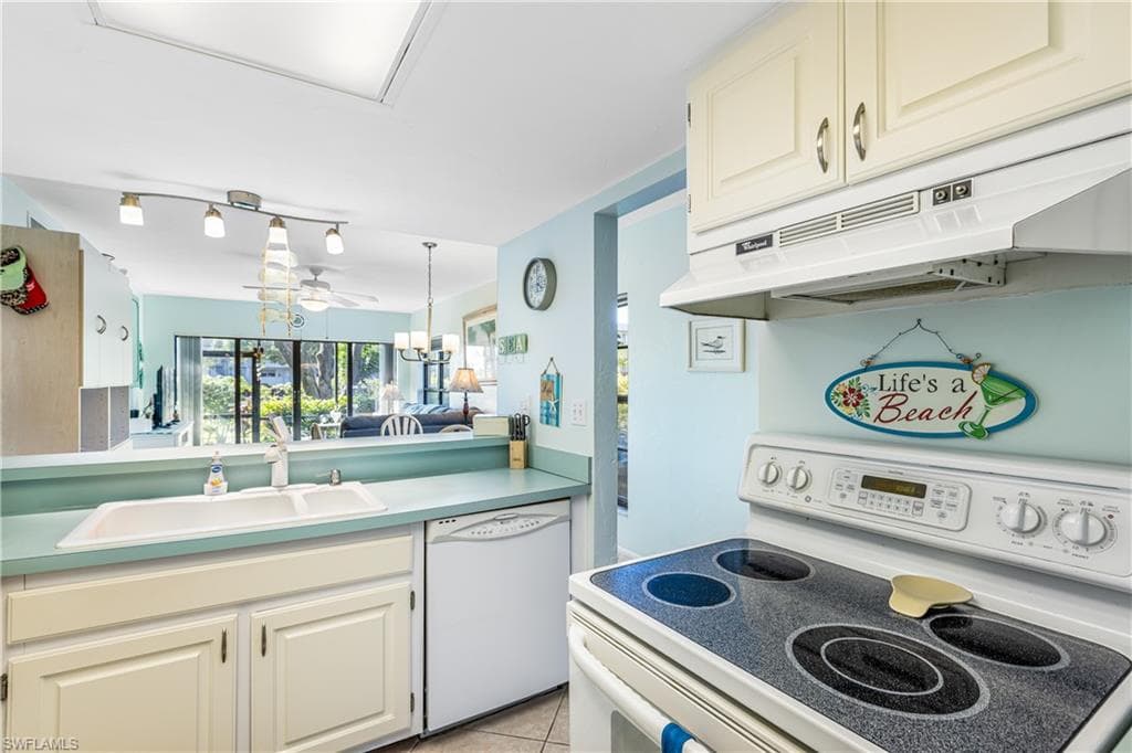 27 Greenbrier St 6-109, Marco Island, FL 34145-7