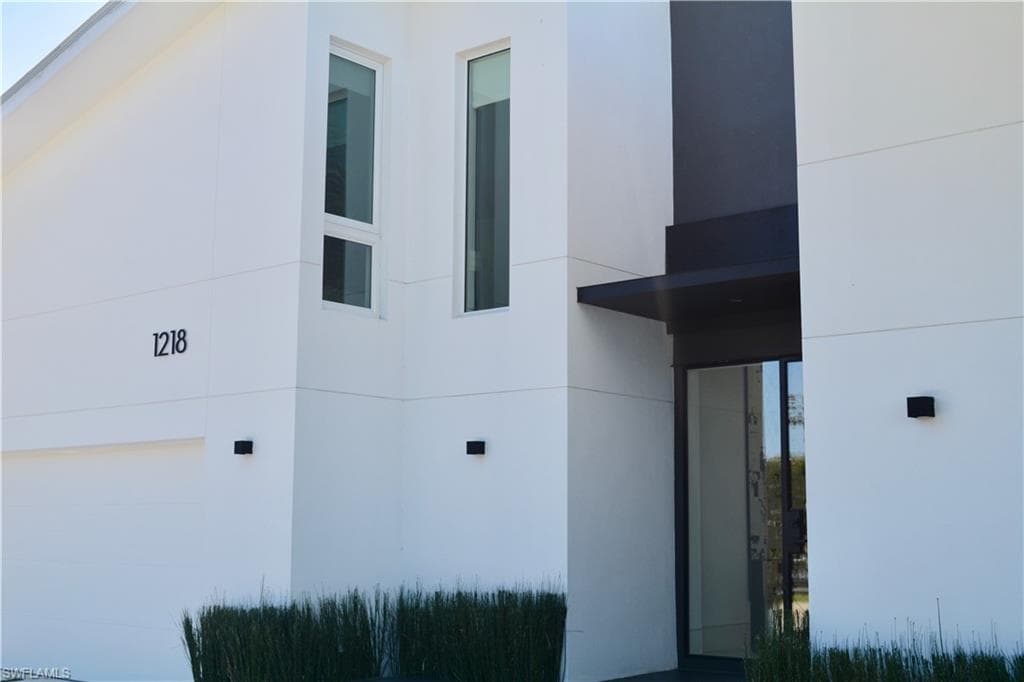 1218 14th Ave N, Naples, FL 34102-2