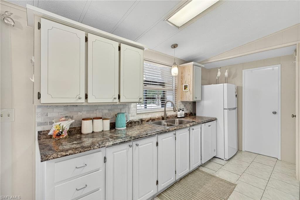 4 Oceans Blvd 4, Naples, FL 34104-11