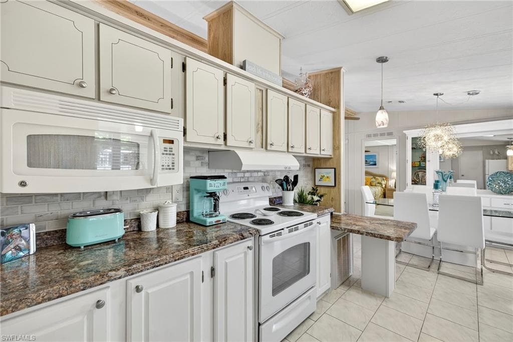 4 Oceans Blvd 4, Naples, FL 34104-13