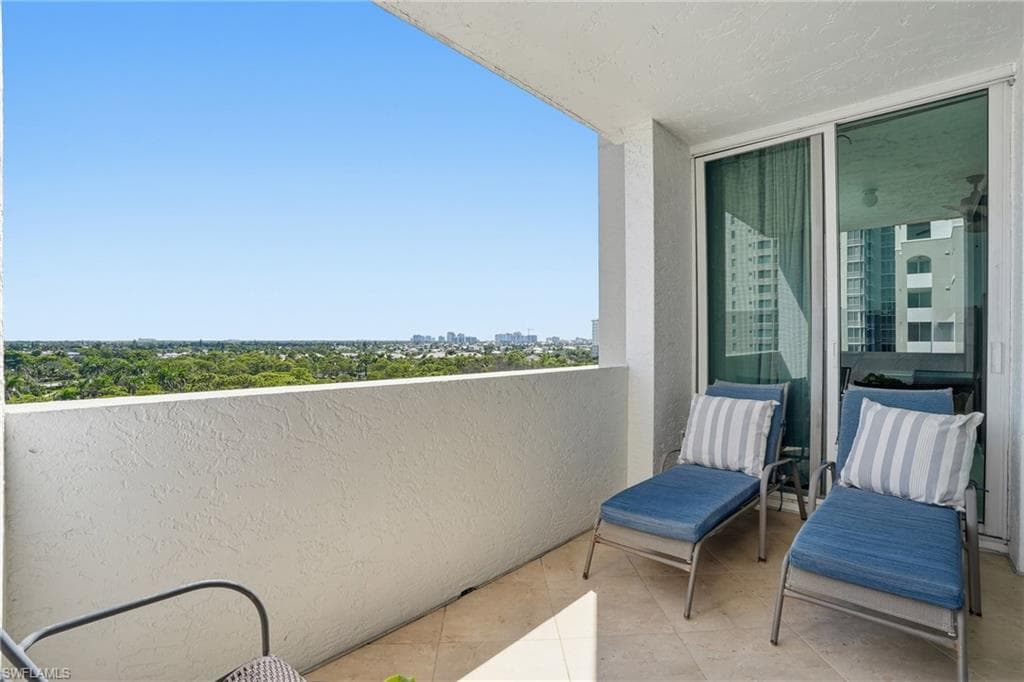 285 Grande Way 801, Naples, FL 34110-30