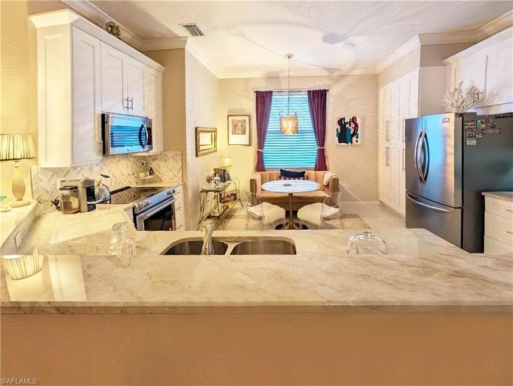 7852 Stratford Dr, Naples, FL 34104-9