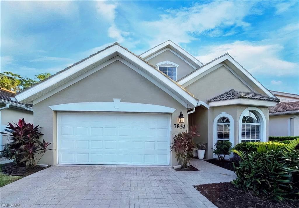 7852 Stratford Dr, Naples, FL 34104-1