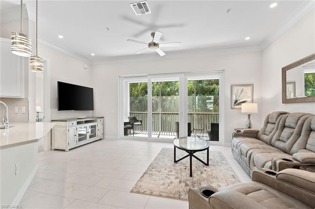 238 Indies Dr E 201, Naples, FL 34114-1