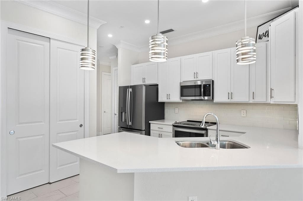 238 Indies Dr E 201, Naples, FL 34114-6