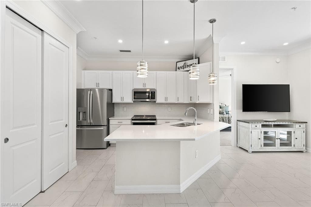 238 Indies Dr E 201, Naples, FL 34114-7