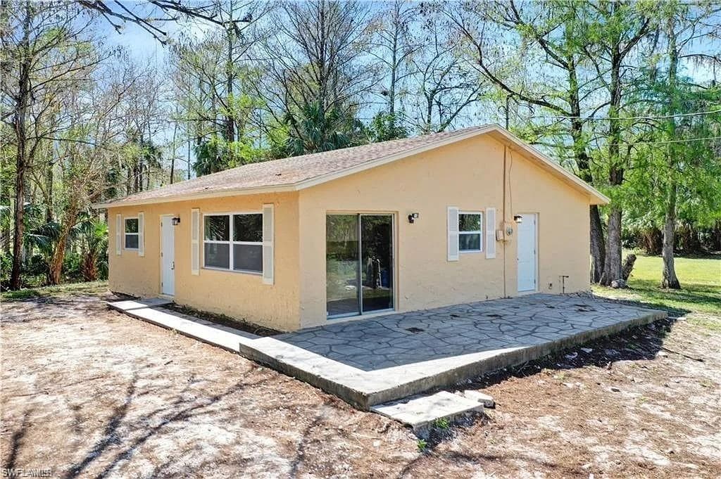 475 8th St SE, Naples, FL 34117-1