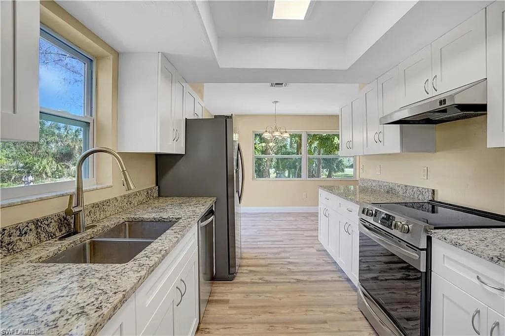 475 8th St SE, Naples, FL 34117-2