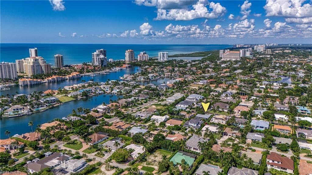 516 Neapolitan Ln, Naples, FL 34103-1