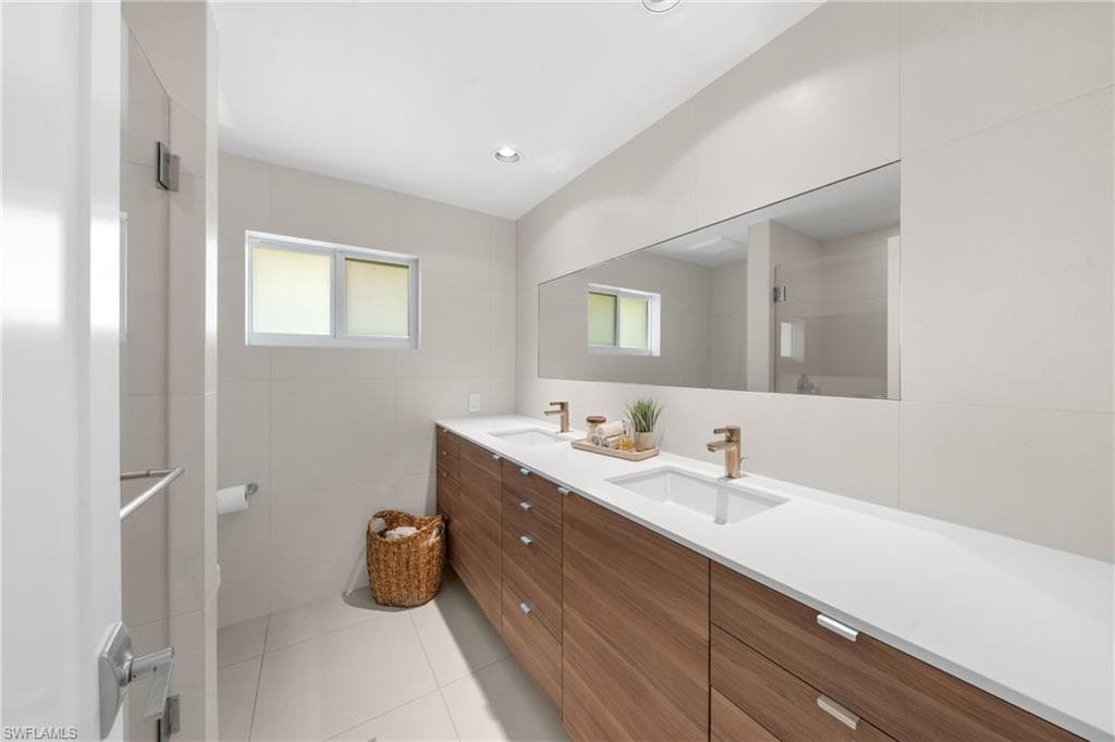 516 Neapolitan Ln, Naples, FL 34103-29