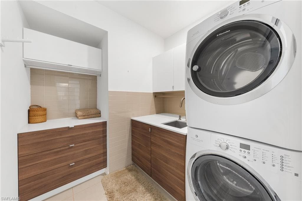 516 Neapolitan Ln, Naples, FL 34103-33