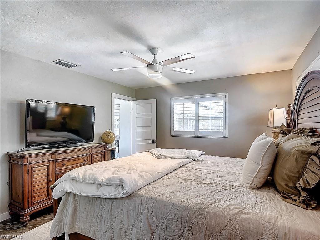 2818 17th Pl, Cape Coral, FL 33904-3