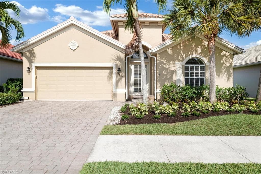 15825 Delaplata Ln, Naples, FL 34110-1