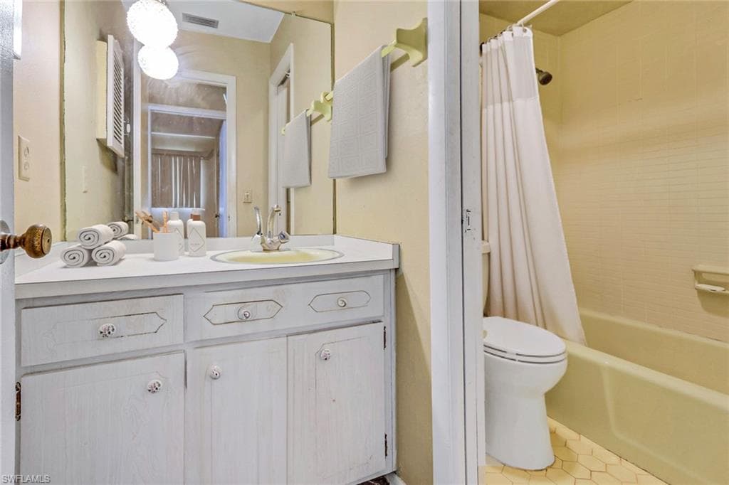 204 Lake Ave, Lehigh Acres, FL 33936-40