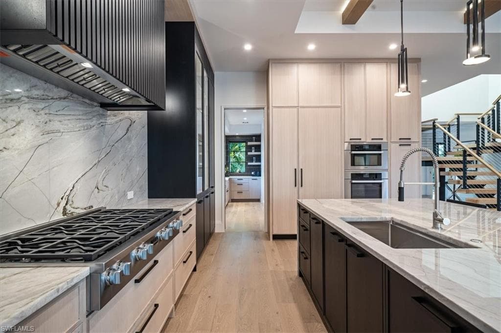 349 2nd Ave N, Naples, FL 34102-9