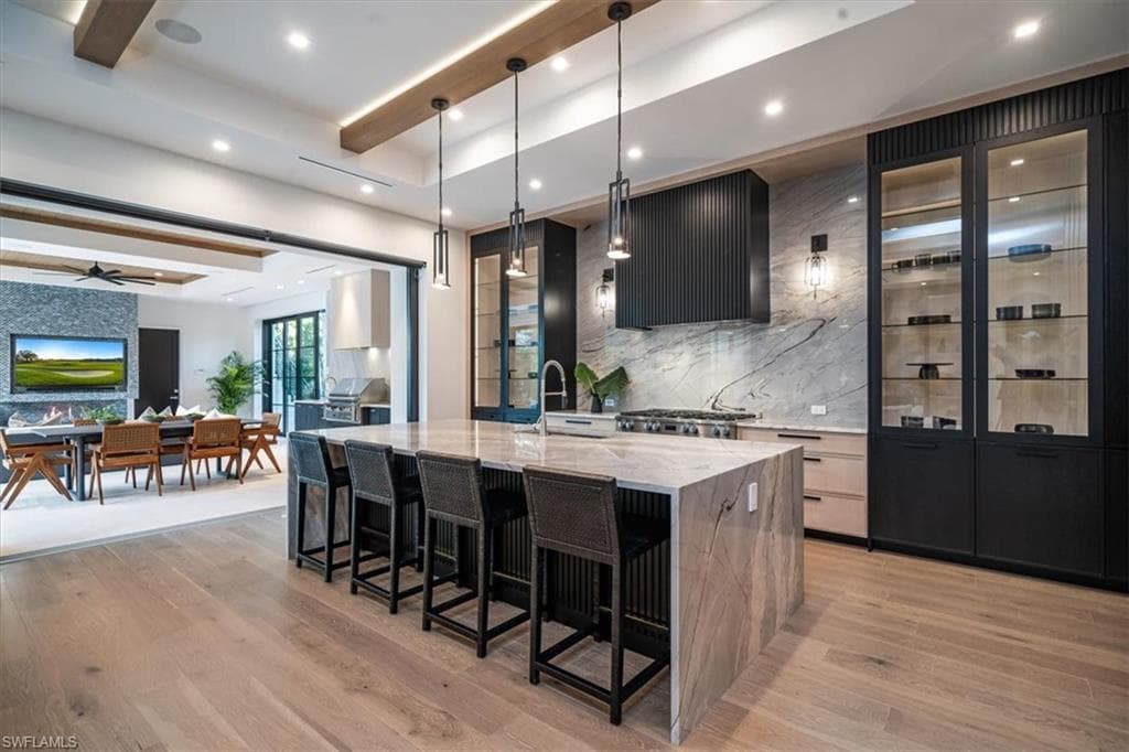 349 2nd Ave N, Naples, FL 34102-10