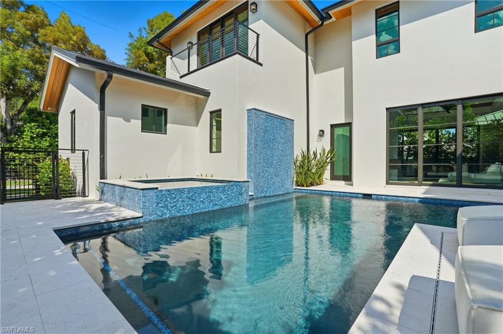 349 2nd Ave N, Naples, FL 34102-15