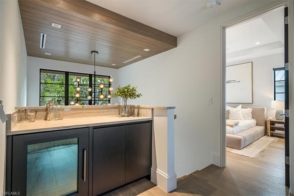 349 2nd Ave N, Naples, FL 34102-26