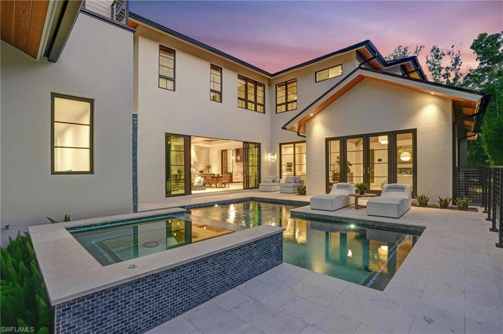 349 2nd Ave N, Naples, FL 34102-1