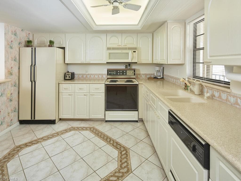 415 10th Ave S 7, Naples, FL 34102-5