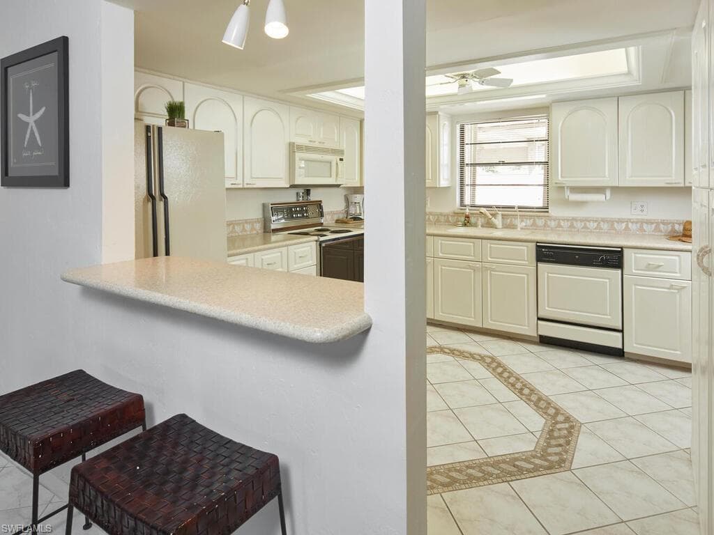 415 10th Ave S 7, Naples, FL 34102-6