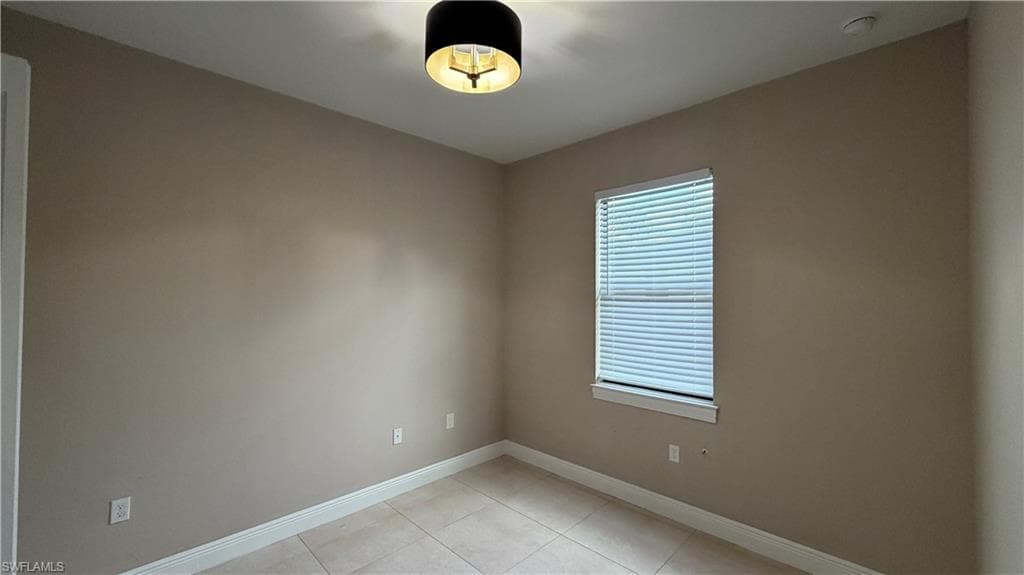 2725 56th Ave NE, Naples, FL 34120-22