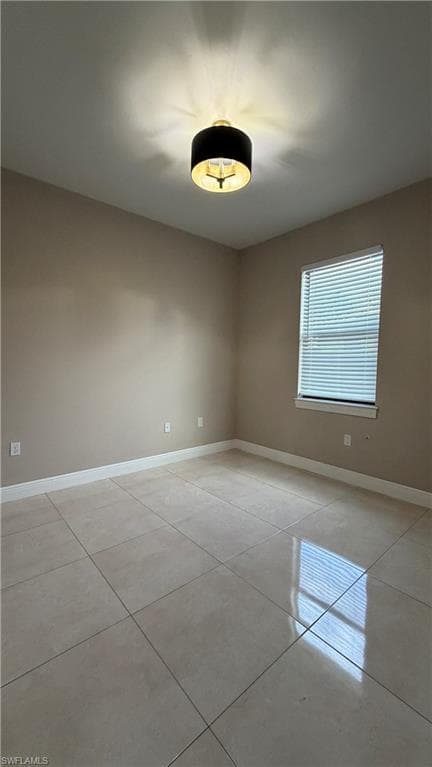 2725 56th Ave NE, Naples, FL 34120-24