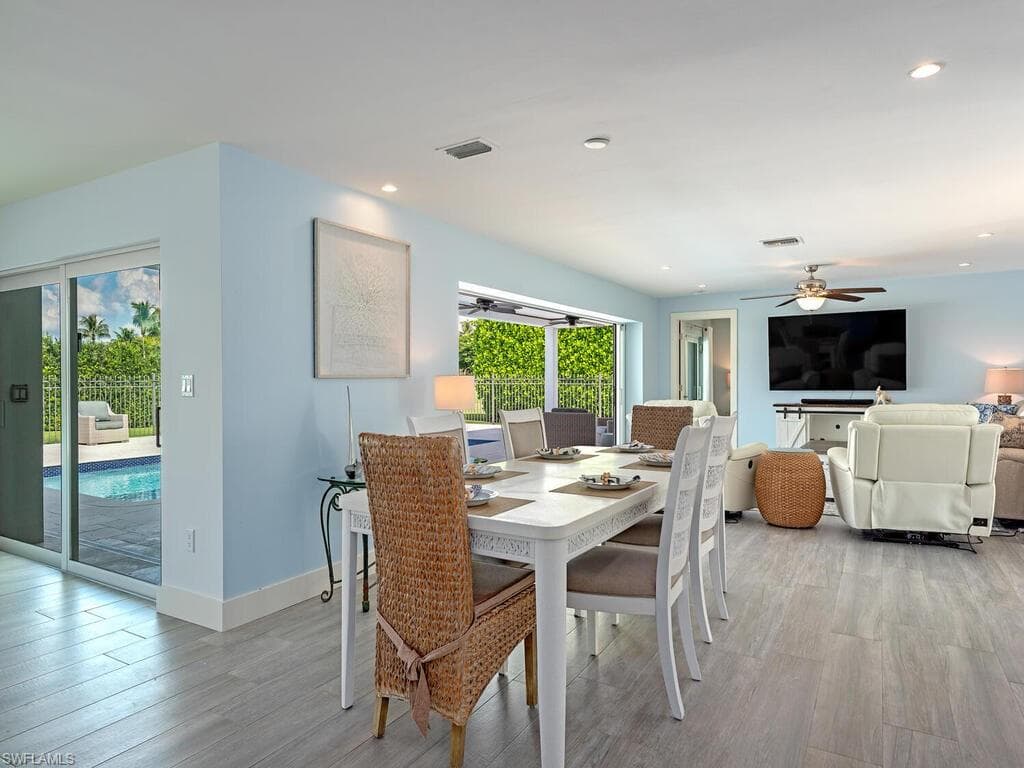 595 Wedge Dr, Naples, FL 34103-8