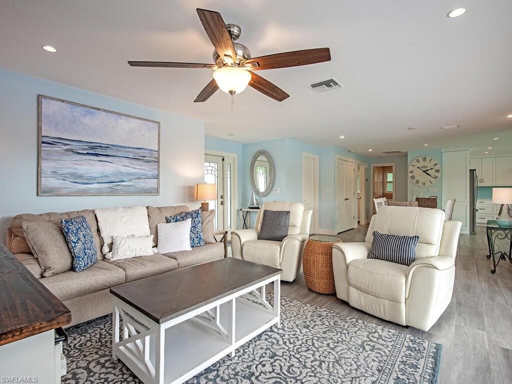 595 Wedge Dr, Naples, FL 34103-7