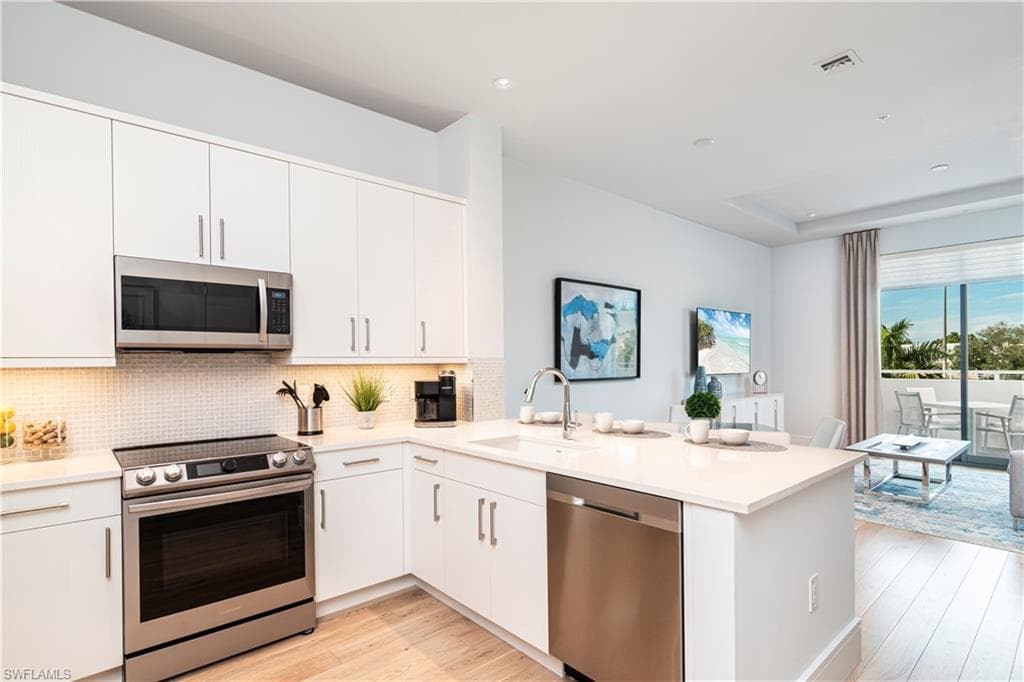 101 8th St S 202, Other, FL 34102-5