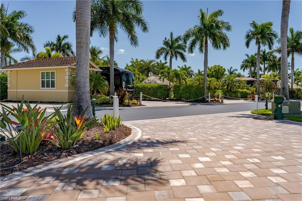 13461 Ladyfish Ln, Naples, FL 34114-15