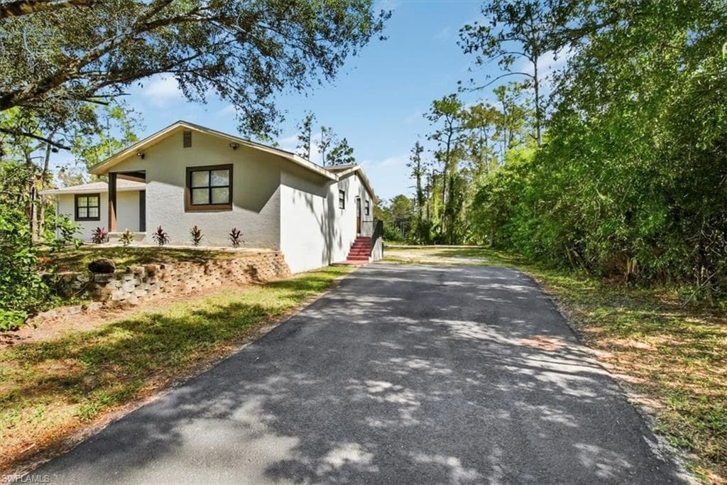 360 Desoto Blvd S, Naples, FL 34117-34