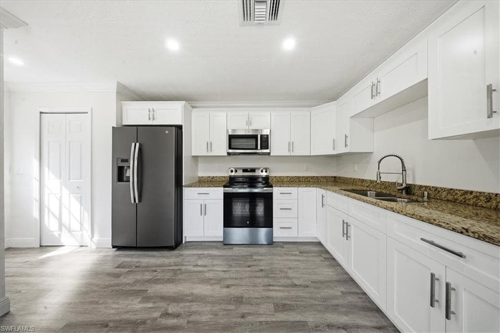 360 Desoto Blvd S, Naples, FL 34117-5