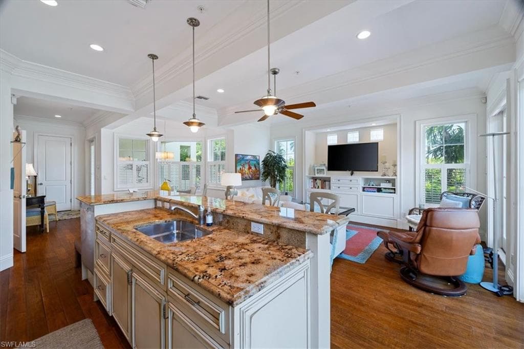 215 5th St S, Naples, FL 34102-9