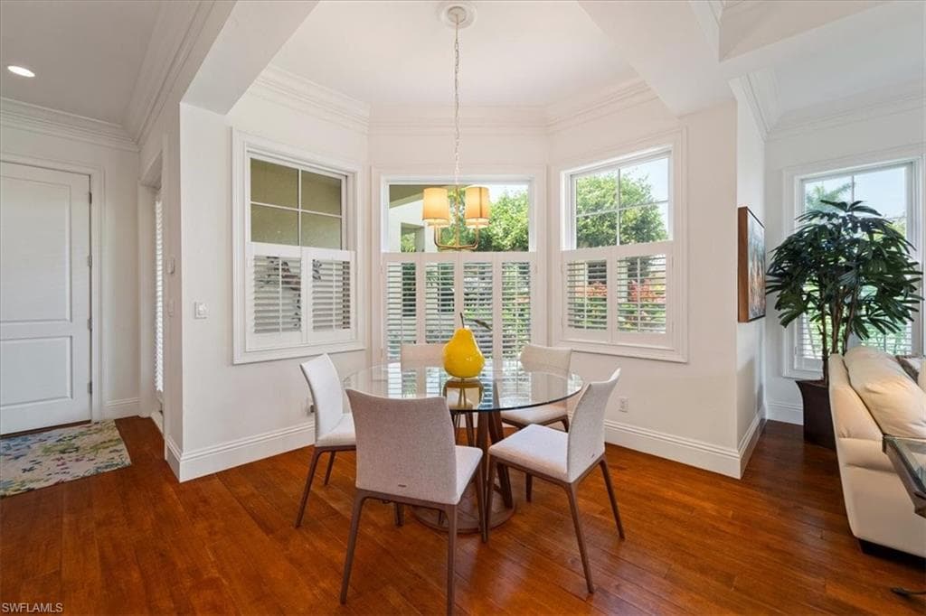 215 5th St S, Naples, FL 34102-11