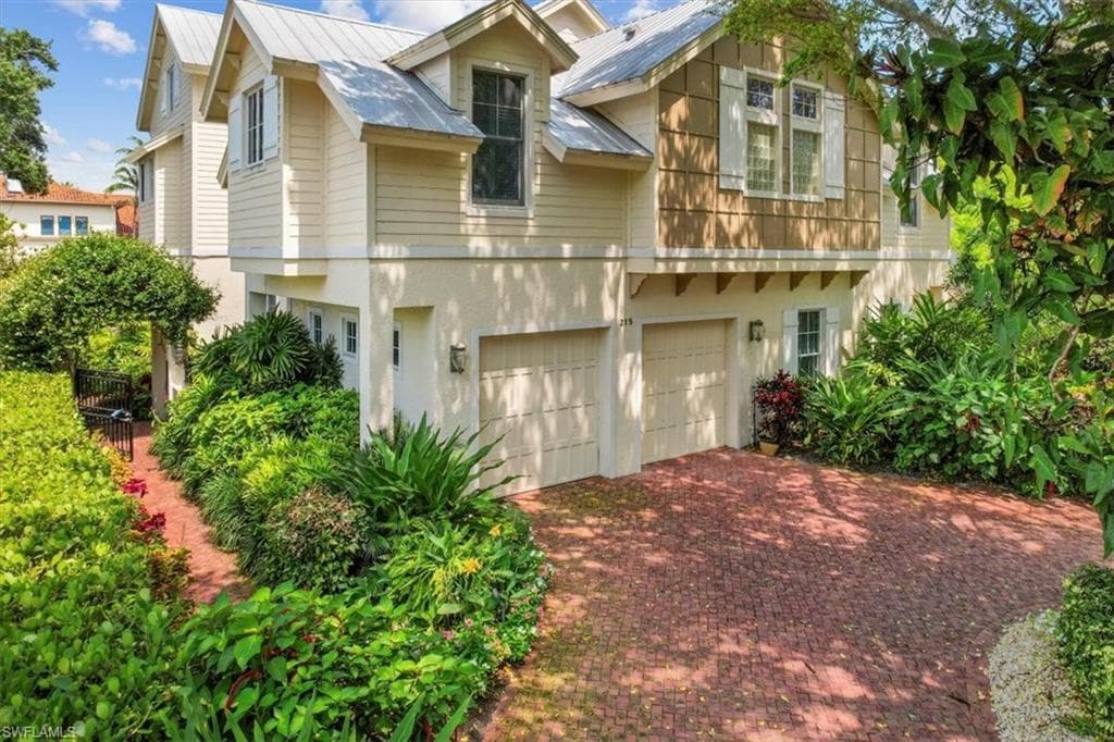 215 5th St S, Naples, FL 34102-14