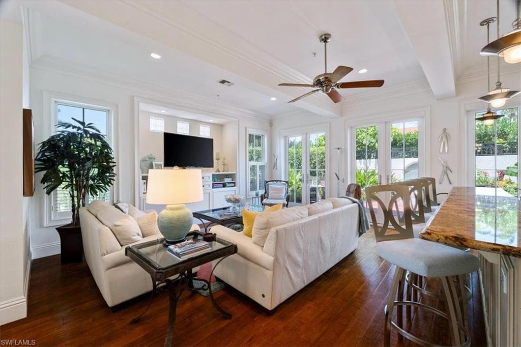 215 5th St S, Naples, FL 34102-16