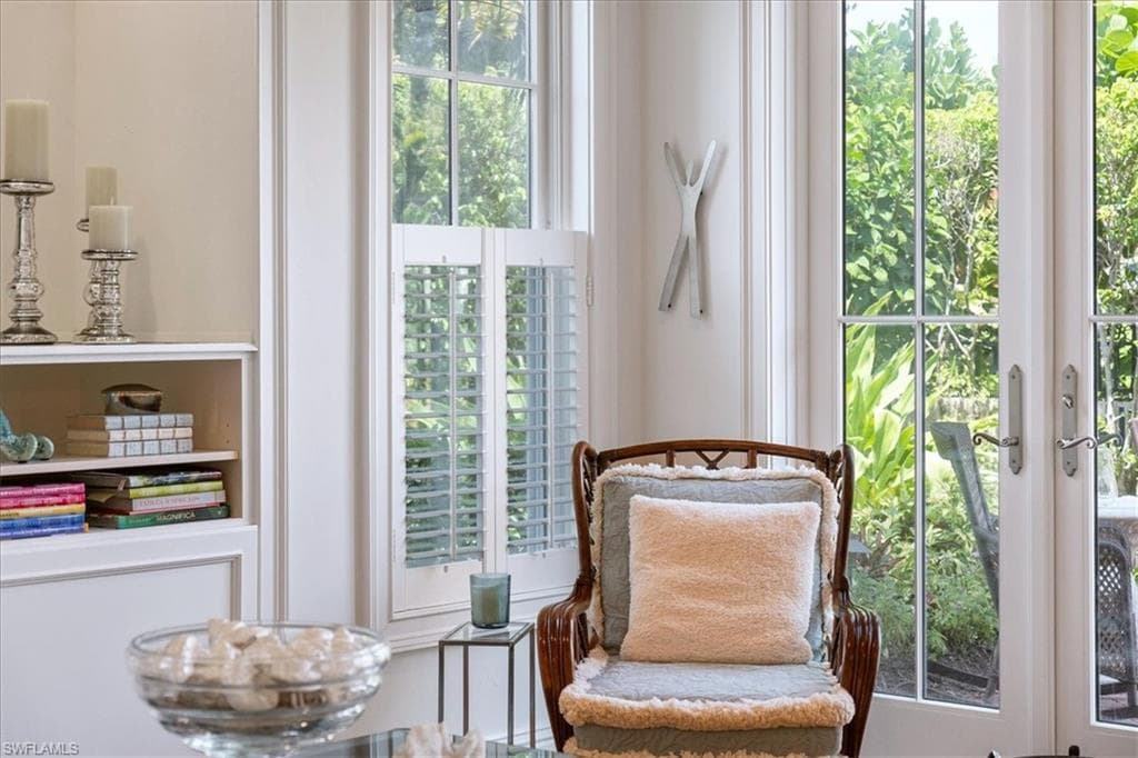 215 5th St S, Naples, FL 34102-18