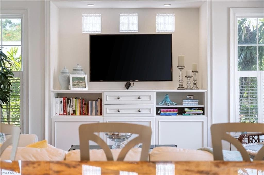 215 5th St S, Naples, FL 34102-19