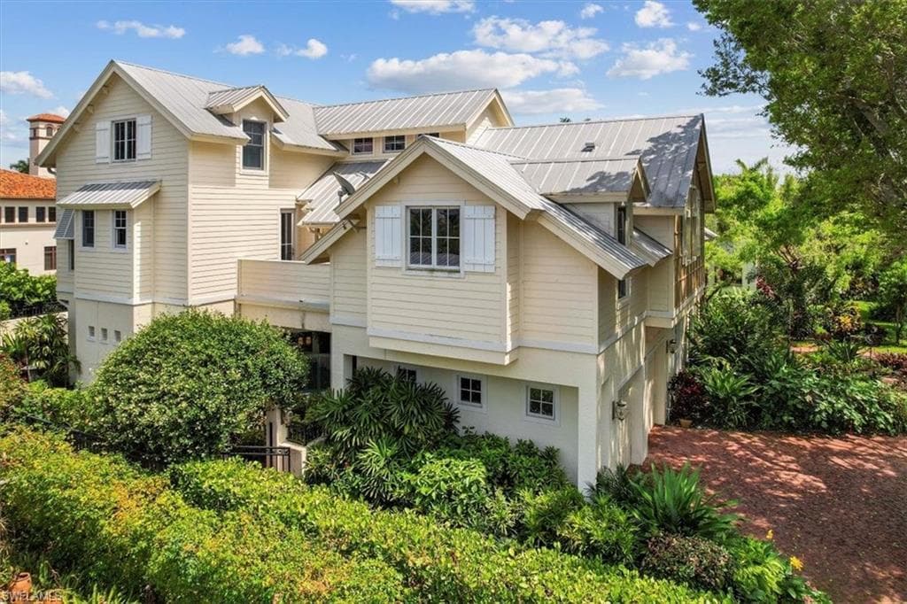 215 5th St S, Naples, FL 34102-1