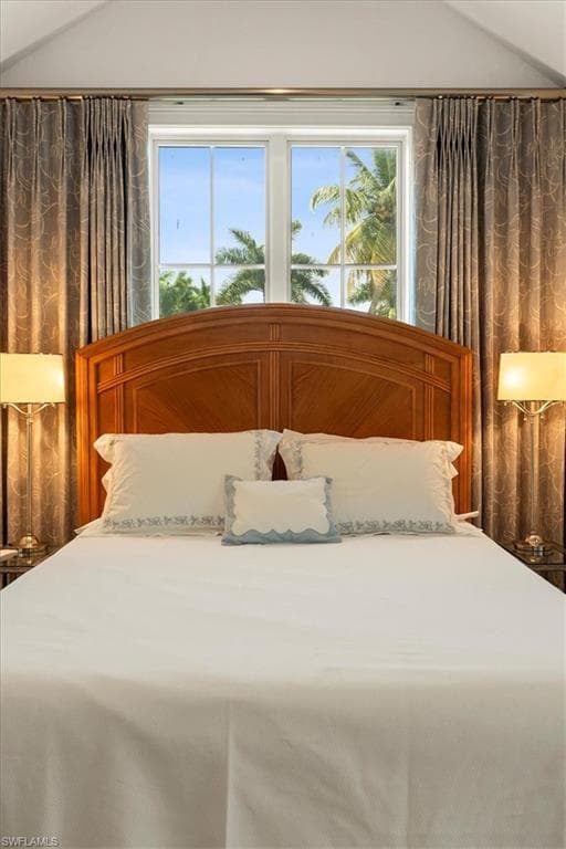 215 5th St S, Naples, FL 34102-34