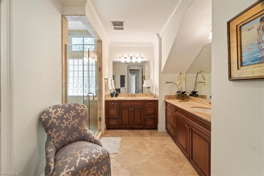 215 5th St S, Naples, FL 34102-36