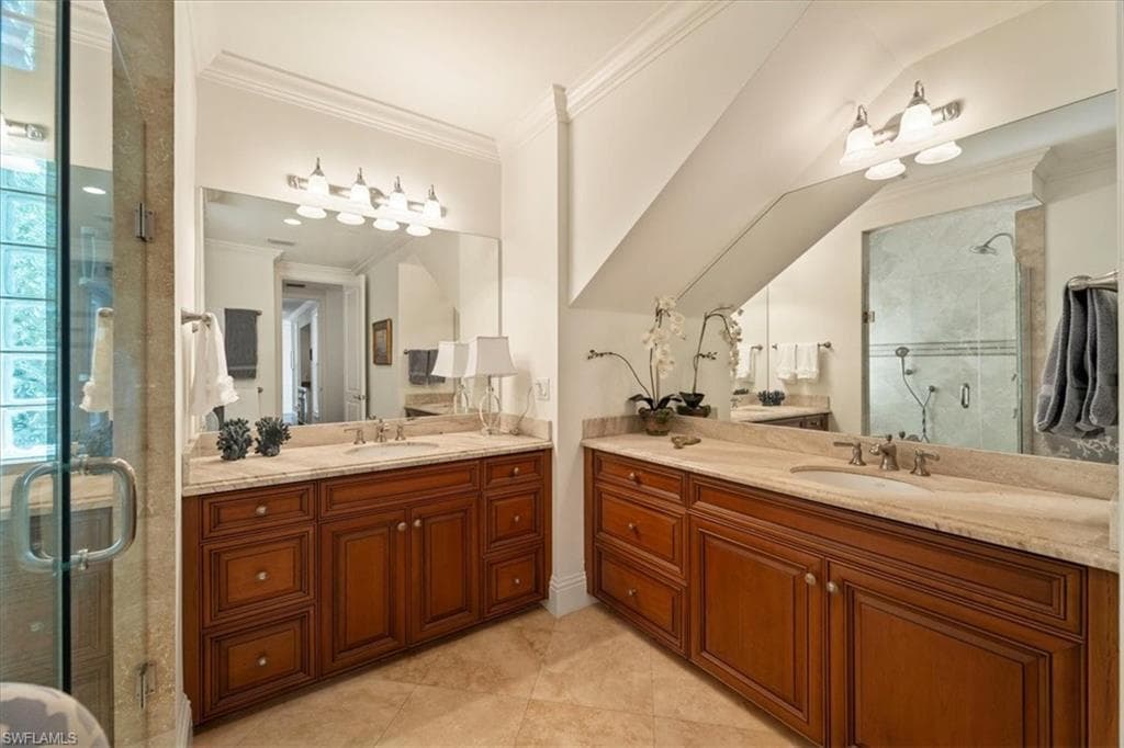 215 5th St S, Naples, FL 34102-37