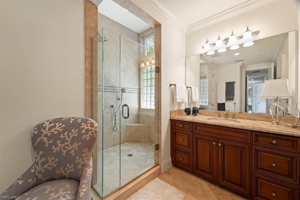 215 5th St S, Naples, FL 34102-38