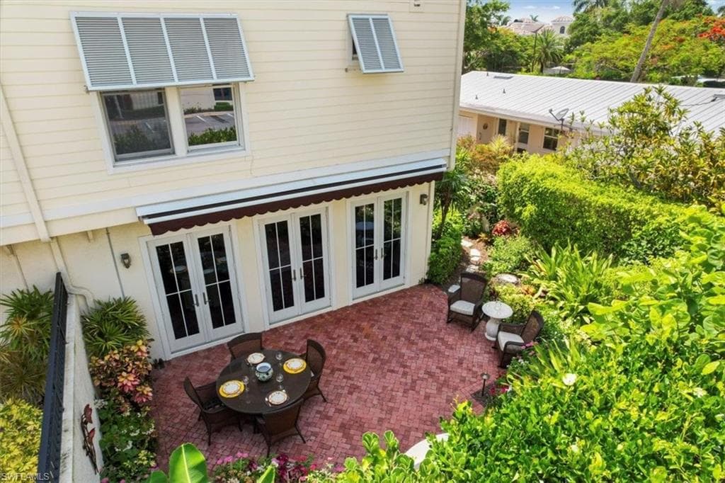 215 5th St S, Naples, FL 34102-44