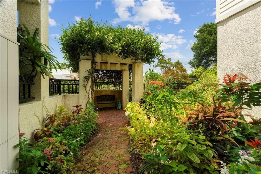 215 5th St S, Naples, FL 34102-45