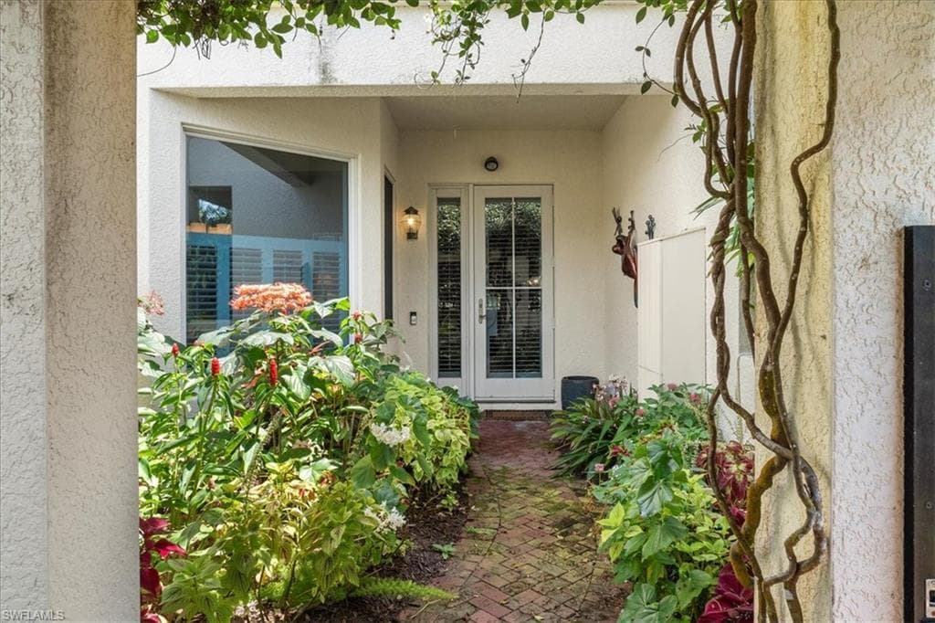 215 5th St S, Naples, FL 34102-46